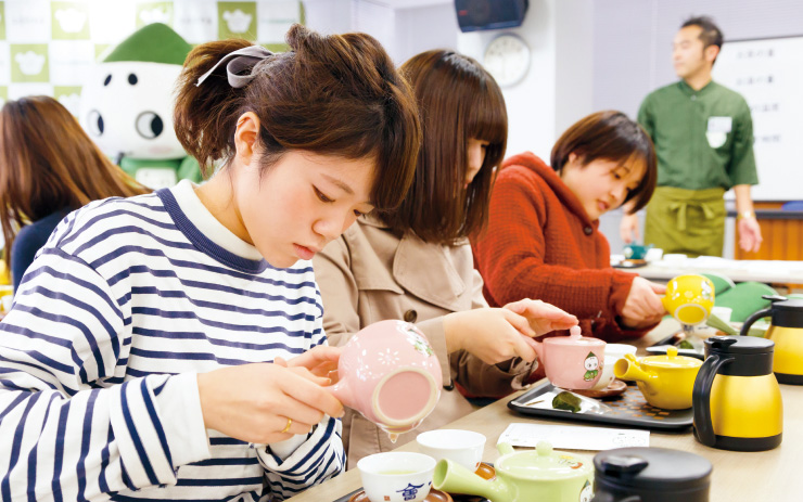 こいまろカフェと京都芸術デザイン専門学校の様子