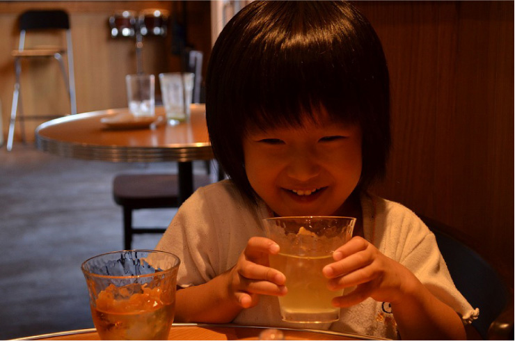 「４歳娘、ワクワク初めての緑茶」